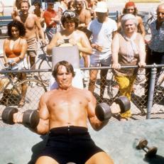 Arnold-Schwarzenegger-lifts-weights.jpg