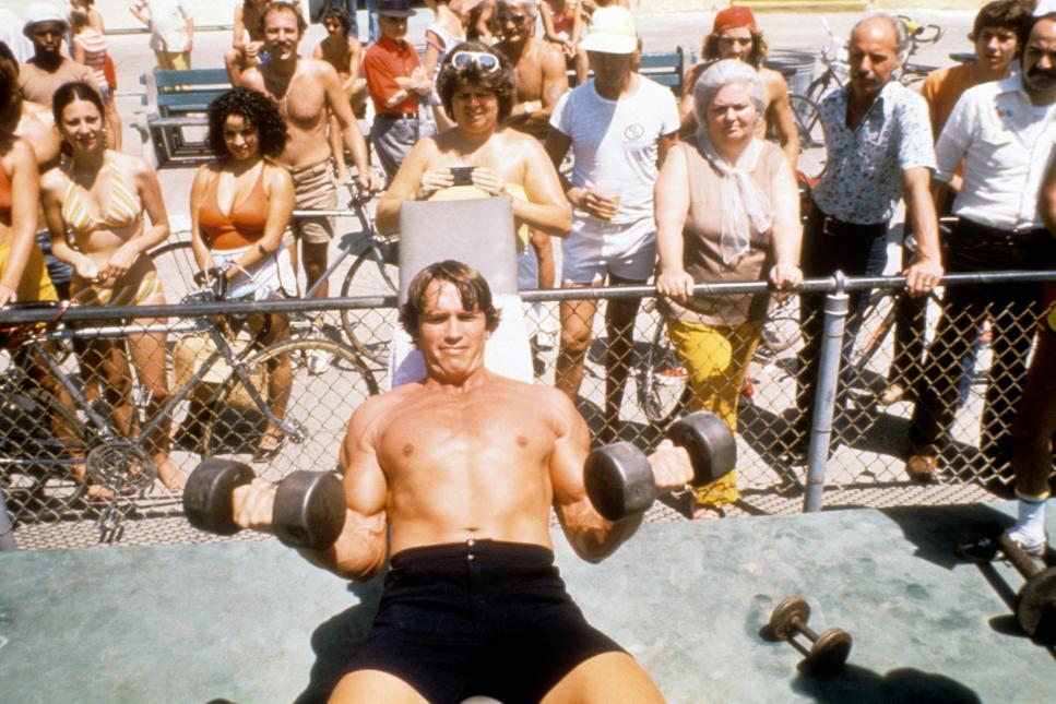 Arnold-Schwarzenegger-lifts-weights.jpg