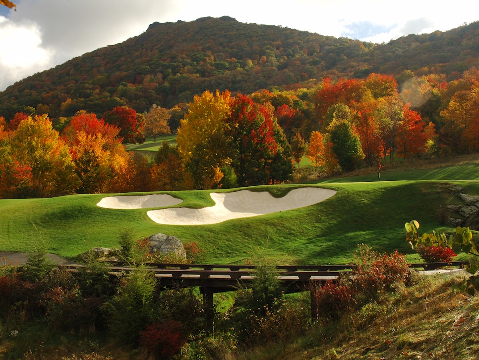 2017-90-Diamond-Creek-GC-hole-7-green-and-Hanging-Rock-Mountain-in-background.jpg