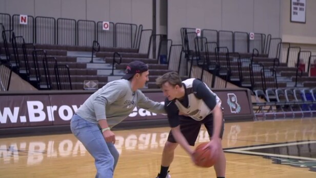 Watch Jordan Spieth and his brother Steven battle on the basketball ...