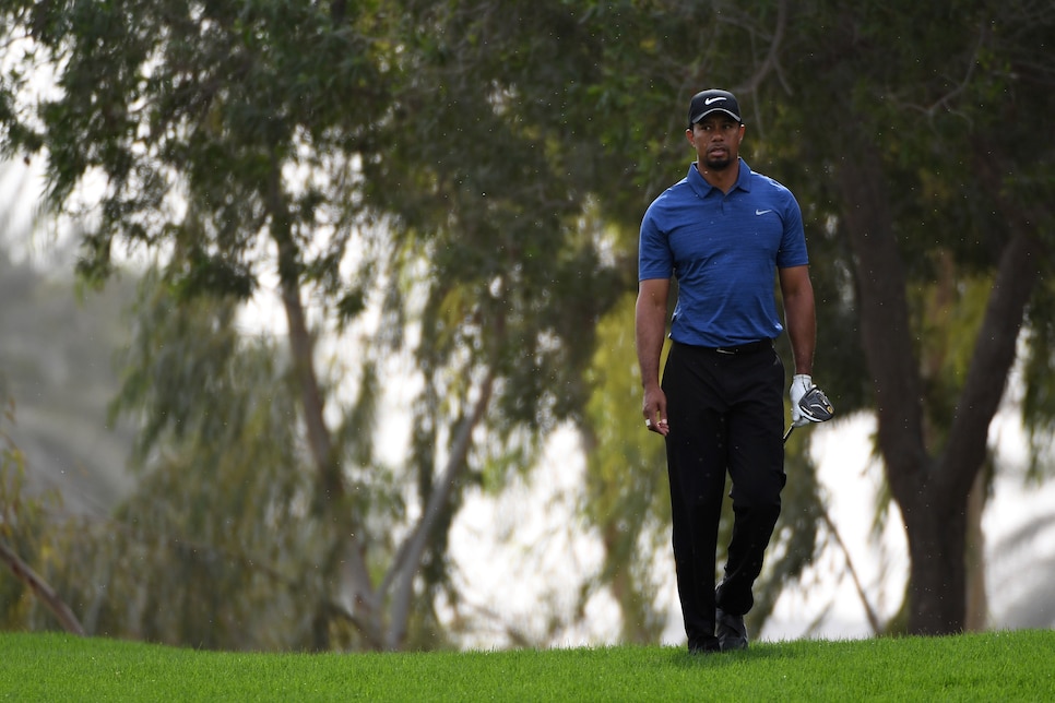 tiger-woods-dubai-2017-walking-alone