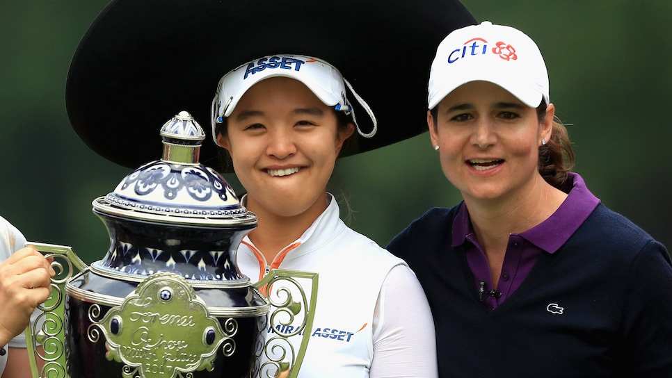 sei-young-kim-lorena-ochoa-match-play-2017-sunday-trophy.jpg