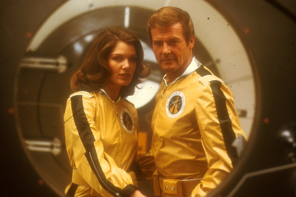 Roger Moore, Lois Chiles, bei den Dreharbeiten zum 'James-Bond'-