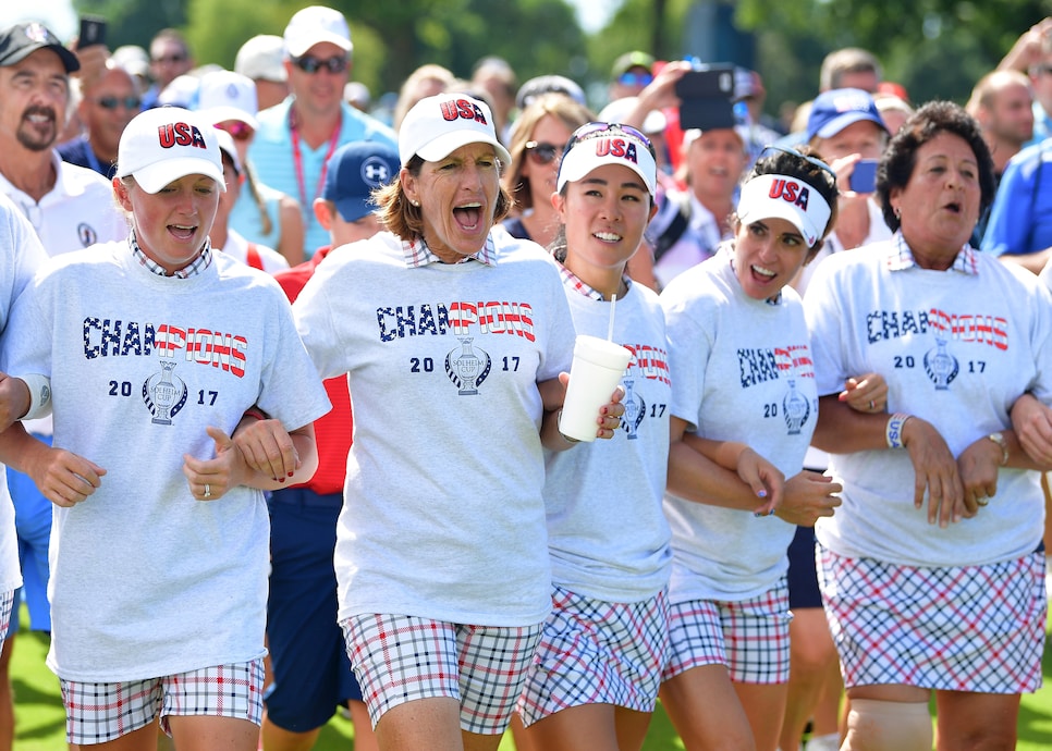 juli-inkster-solheim-cup-team-celebrating-arm-in-arm-2017-sunday.jpg