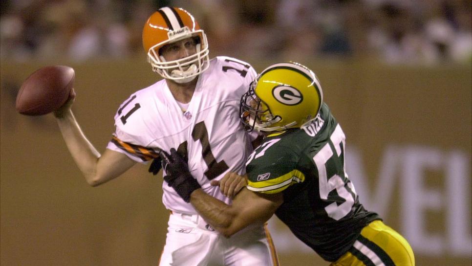 Cleveland Browns quarterback Ty Detmer (L) is hit