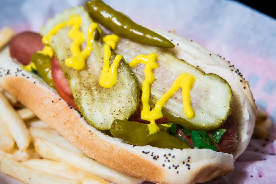 where-to-eat-Chicago-hot-dog.jpg