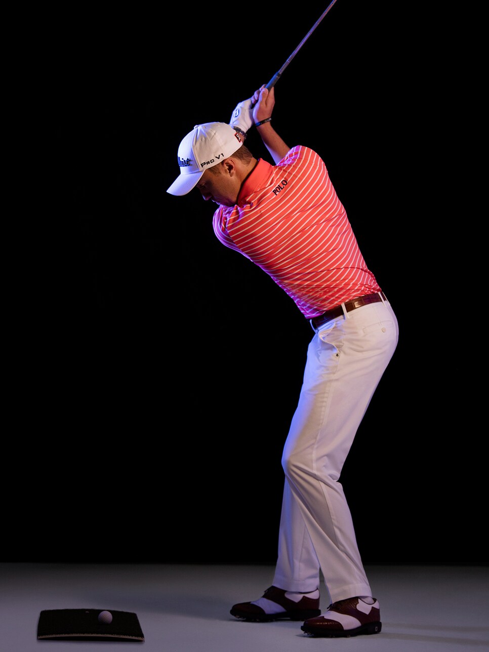 Justin-Thomas-clutch-playing-backswing.jpg