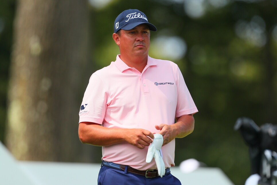 jason-dufner-the-northern-trust-2017-standing-tee.jpg