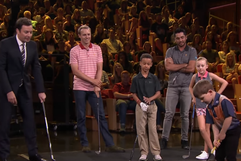 Jordan Spieth and Jason Day battle adorable junior golfers in heated game of golf skee-ball on the Tonight Show