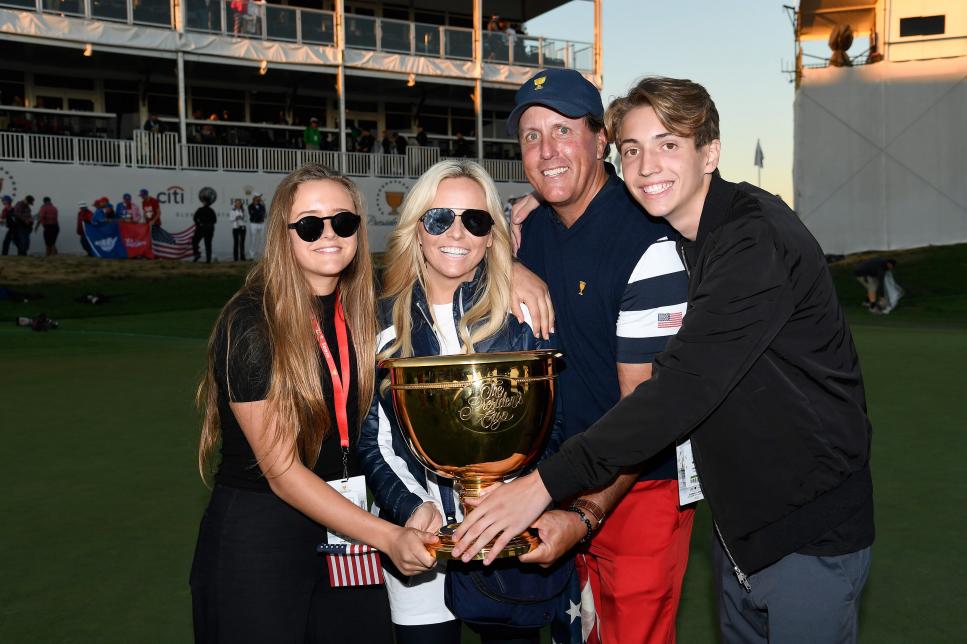 phil-mickelson-family-presidents-cup-2017-trophy.jpg