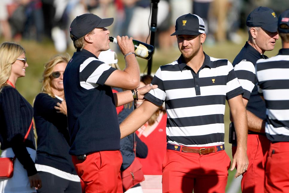 steve-stricker-presidents-cup-sipping-champagne.jpg