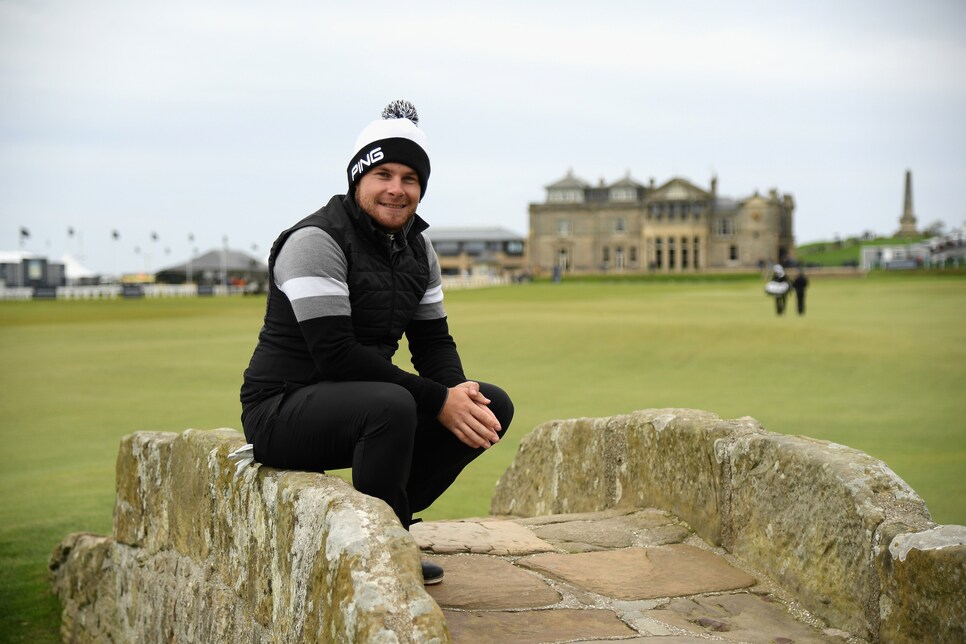 tyrell-hatton-dunhill-links-swilken-bridge-pose-2017.jpg