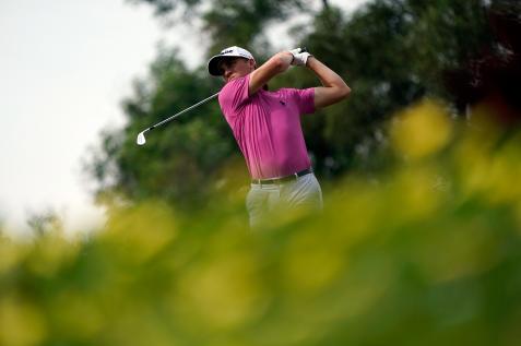 Cameron Smith jumps to lead with opening 64 as Justin Thomas' title defense starts slow