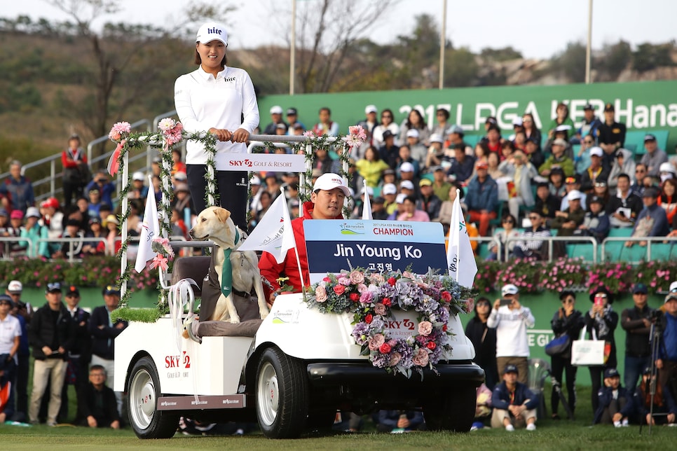 jin-young-ko-lpga-hana-bank-2017-sunday-victory-lap.jpg