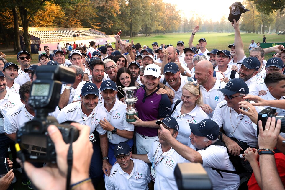 tyrrell-hatton-italian-open-2017-sunday-volunteers-group-picture.jpg