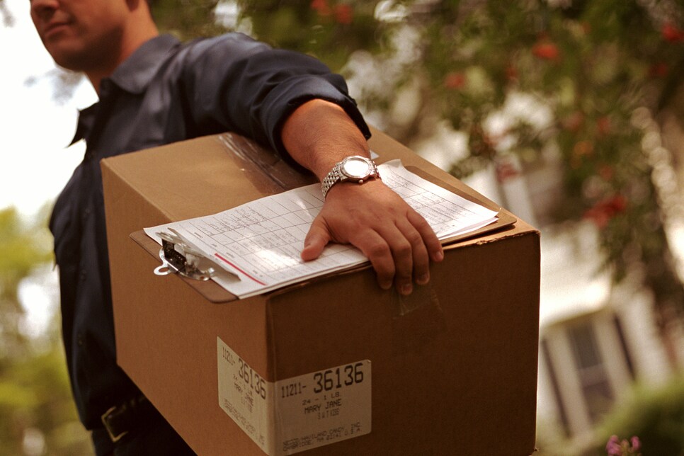 DELIVERYMAN CARRYING BOX