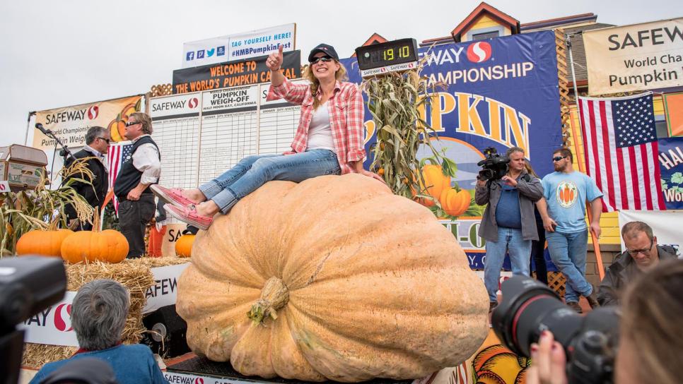 2016-Pumpkin-Weigh-Off-Winner-Cindy-Tobeck-3-300dpi.jpg