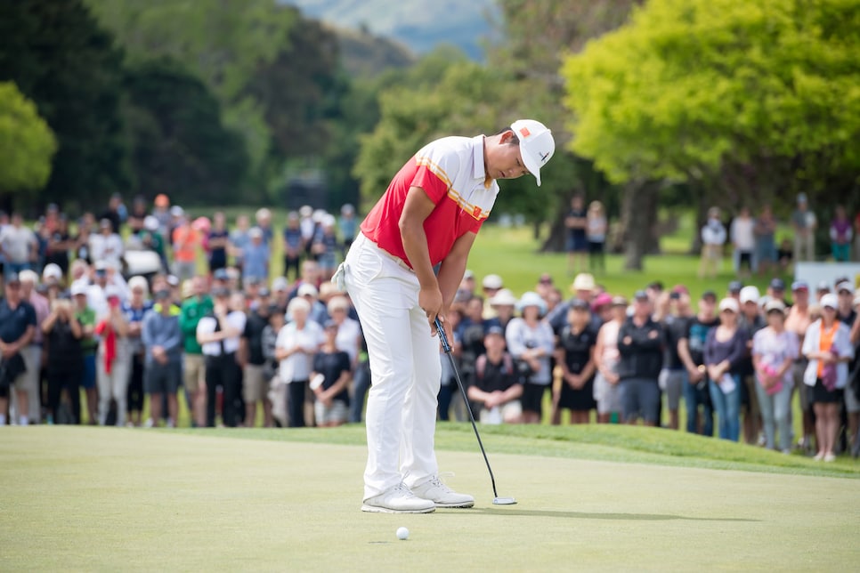 lin-yuxin-asia-pacific-am-2017-winning-putt.jpg