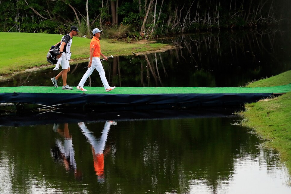 rickie-fowler-ohl-classic-at-mayakoba-sunday-2017-walking-on-bridge.jpg