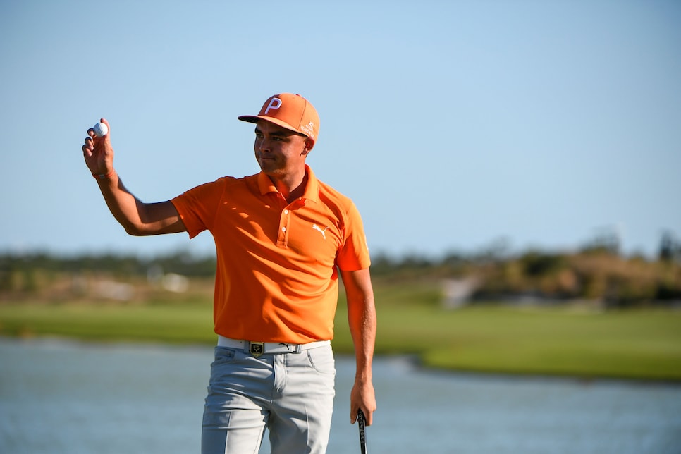 rickie-fowler-2017-hero-world-challenge-wave-crowd.jpg