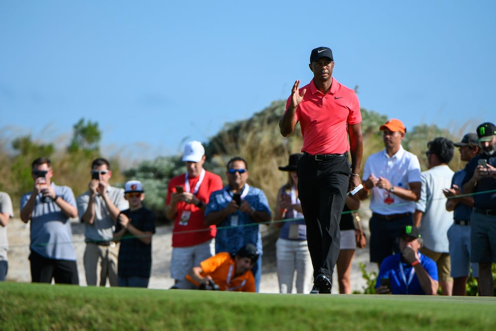 tiger-woods-2017-hero-world-challenge-sunday-wave-crowd.jpg