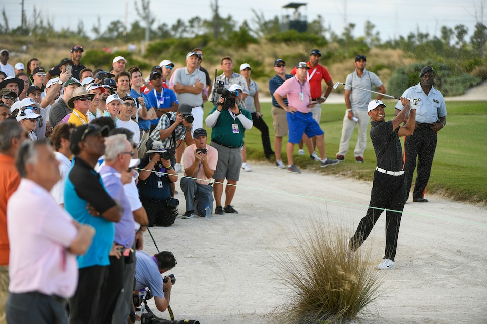 noty-tiger-woods-hero-world-challenge-bunker-crowd.jpg