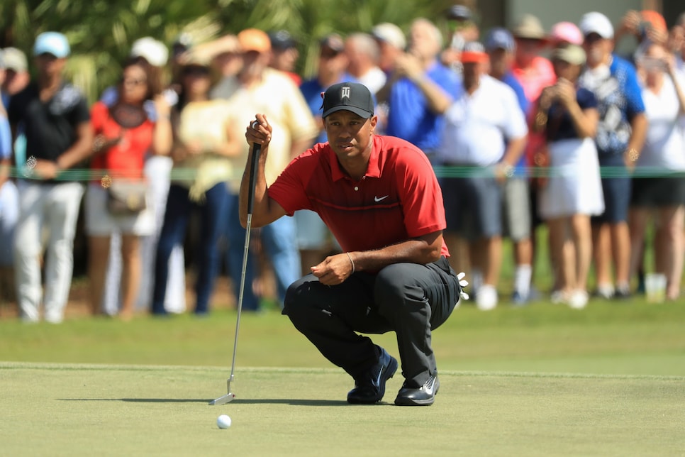 tiger-woods-honda-sunday-2018-putting-crouched.jpg