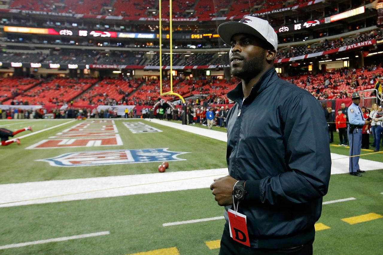 Michael Vick, other pros give flag football debut NFL feel