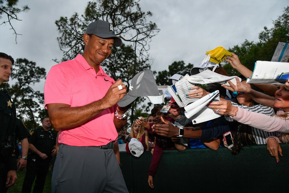 tiger-woods-valspar-2018-saturday-signing-autographs.jpg