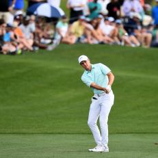 HUMBLE, TX - APRIL 01:  Jordan Spieth chips onto the 18th green during the final round of the Houston Open at the Golf Club of Houston on April 1, 2018 in Humble, Texas.  (Photo by Josh Hedges/Getty Images)