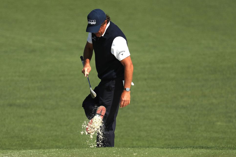 phil-mickelson-masters-2017-friday-sand-in-shoe.jpg