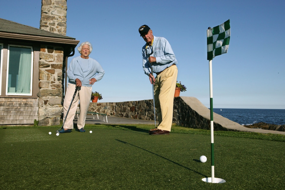 george-hw-bush-barbara-bush-putting.jpg