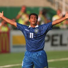 13 JUL 1994: ROMARIO OF BRAZIL SALUTES THE CROWD AFTER SCORING THE WINNING GOAL AGAINST SWEDEN 1994 WORLD CUP SEMI-FINAL MATCH AT THE ROSE BOWL STADIUM IN PASADENA, CALIFORNIA. Mandatory Credit: Mike Powell/ALLSPORT