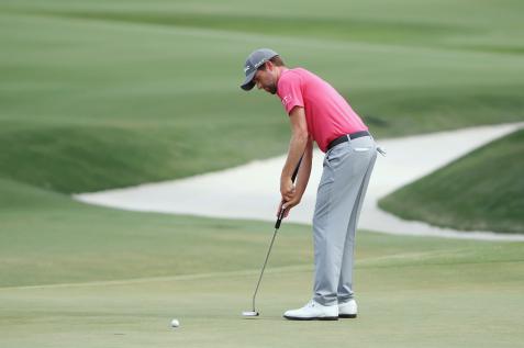 Is Webb Simpson's arm-anchoring style of putting the way of the future?