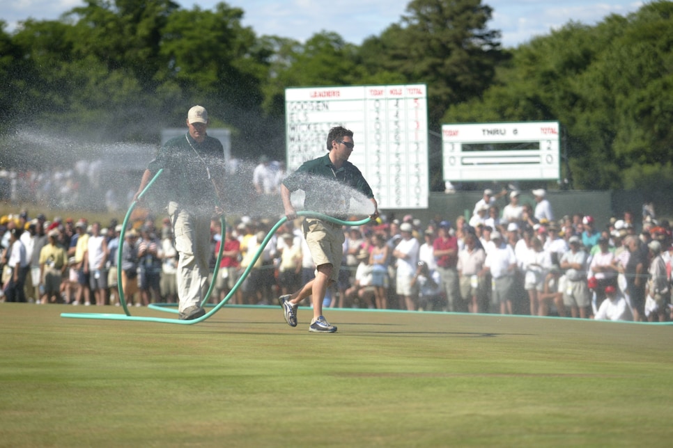 2004 US OpenShinnecock Hills Southampton, New YorkSunday, June 20, 20044Grounds crew water the 7th greenPhoto: Jim Gund