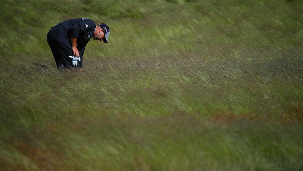 Sergio Garcia looks for his ball in the rough on the 18th hole during a practice round ahead of the 2018 U.S. Open at Shinnecock Hills Golf Club in Southampton, N.Y. on Tuesday, June 12, 2018.  (Copyright USGA/Jeff Haynes)