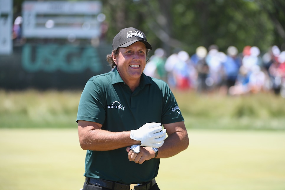 phil-mickelson-us-open-2018-saturday-thumbs-up.jpg