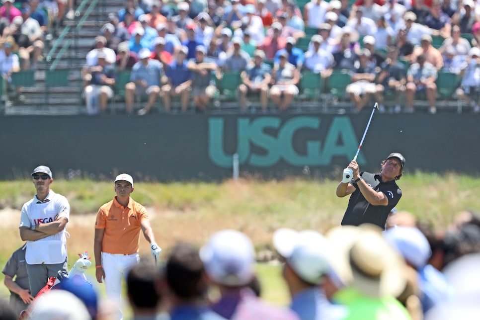 phil-mickelson-us-open-2018-sunday-swining.jpg