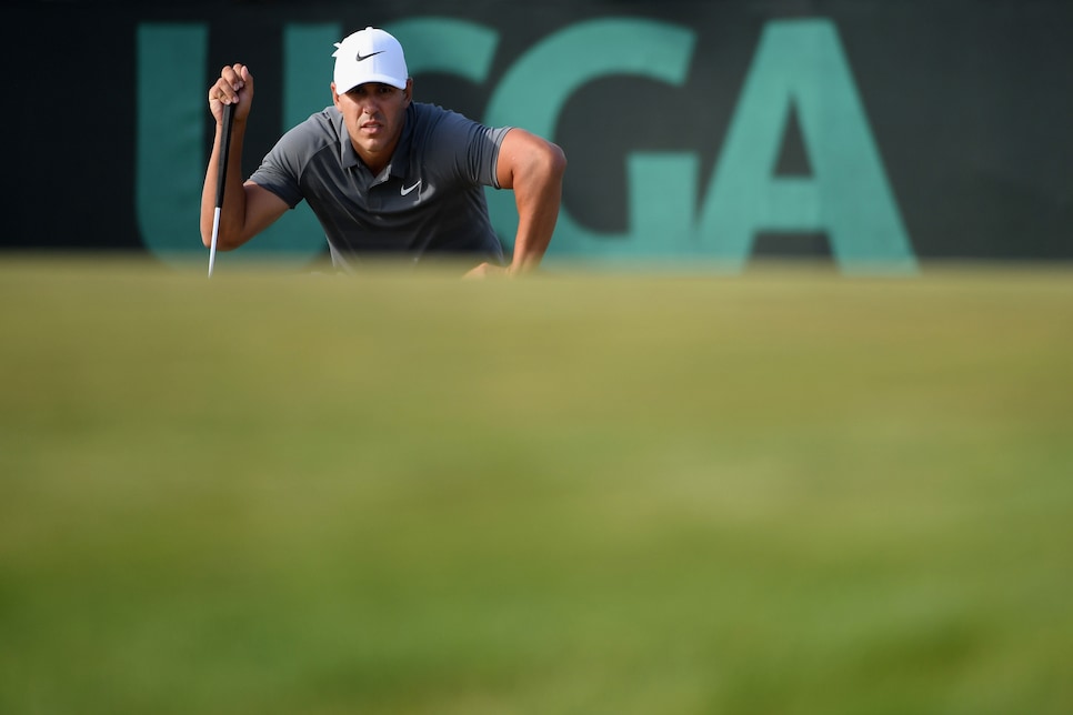 brooks-koepka-us-open-2018-sunday-putting-crouched.jpg