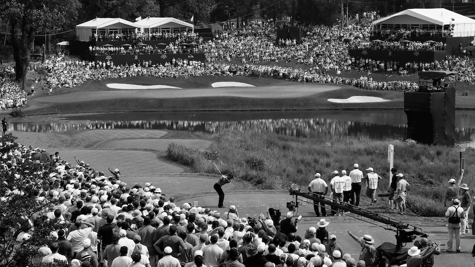 dc-tour-stop-tiger-woods-10th-tee-big-crowd-bw.jpg