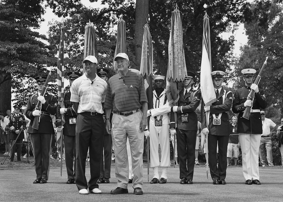 dc-tour-stop-tiger-woods-george-h-w-bush-2007-ceremony-bw.jpg