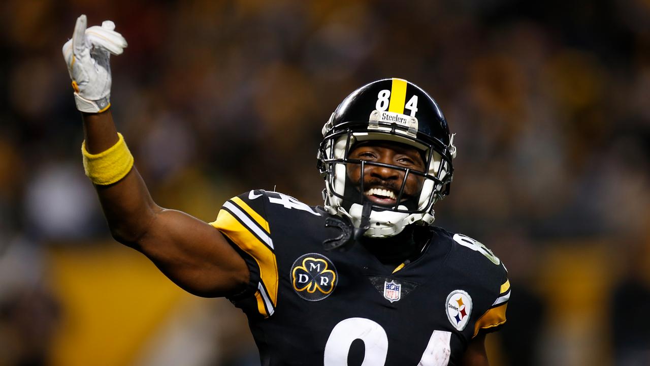 Pittsburgh Steelers wide receiver Antonio Brown (84) wears a GoPro action  camera on his chest while lined up for a pass at practice for Team Carter  during the Pro Bowl in Glendale