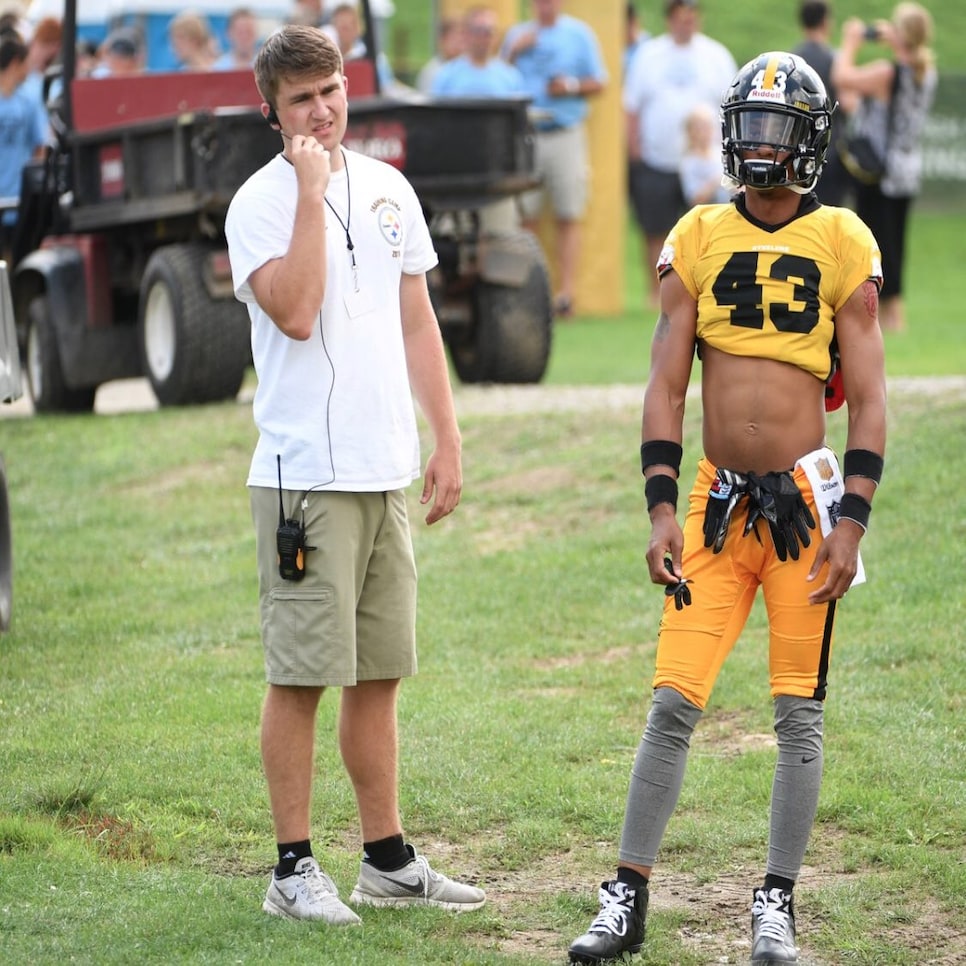 Guy infiltrates Pittsburgh Steelers practice dressed as discount