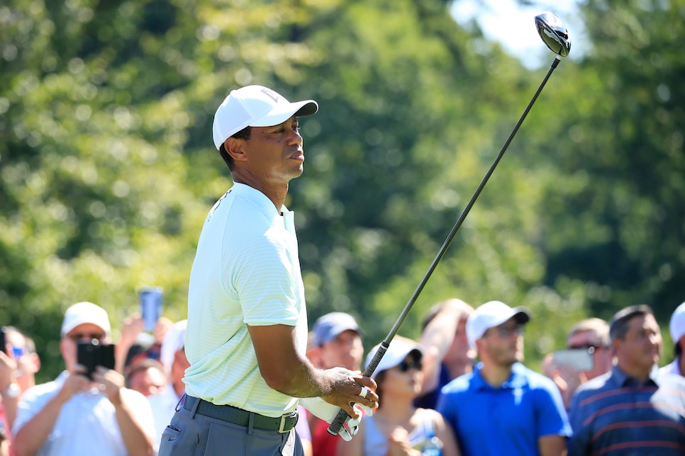 Tiger Woods dazzles with a 62 in the opening round of the BMW ...