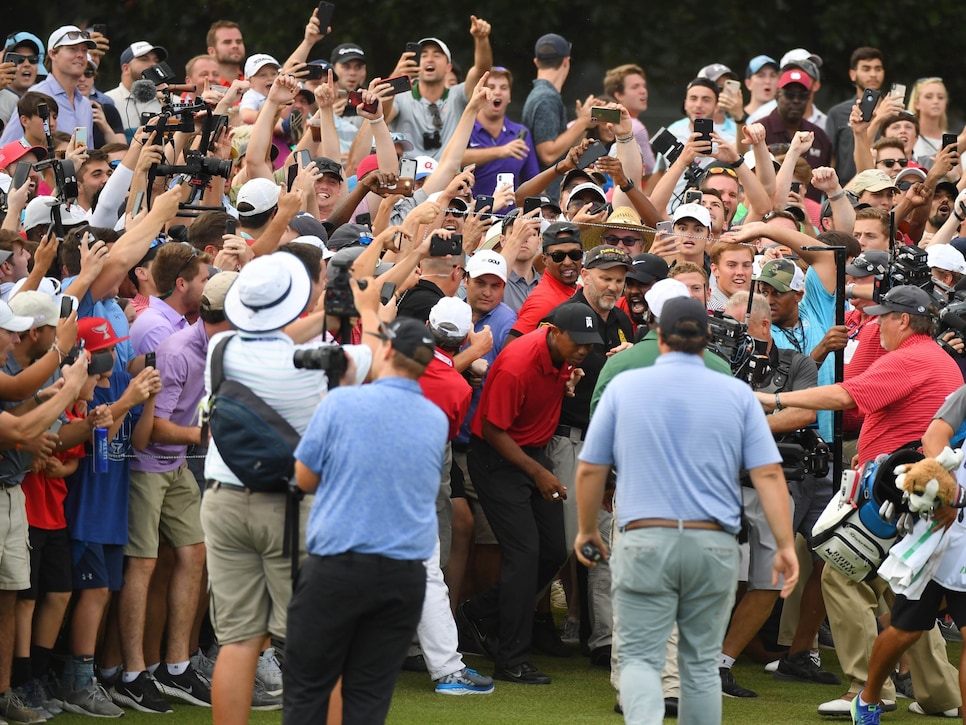 Tour Championship 2018 Thousands Of Fans Walked Right Behind Tiger Woods On Sunday Creating An Unbelievable Scene At East Lake Golf News And Tour Information Golf Digest