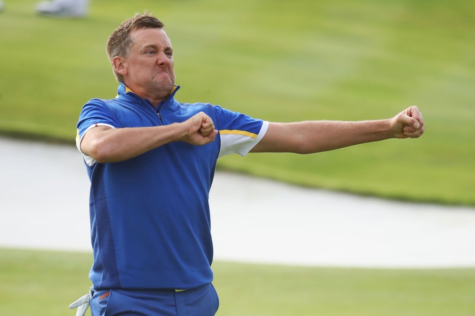 ian-poulter-ryder-cup-2018-sunday-chest-beating.jpg