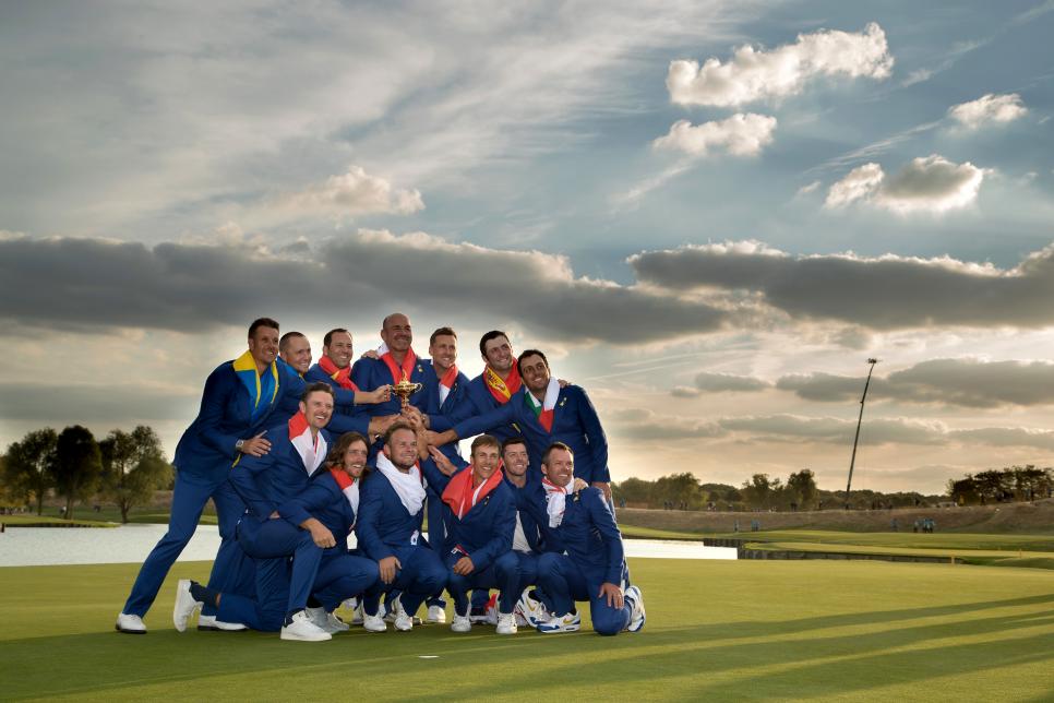 PARIS, FRANCE - SEPTEMBER 30: The European Team celebrate with the trophy after securing victory in the singles matches of the 2018 Ryder Cup at Le Golf National on September 30, 2018 in Paris, France. (Photo by Richard Heathcote/Getty Images)