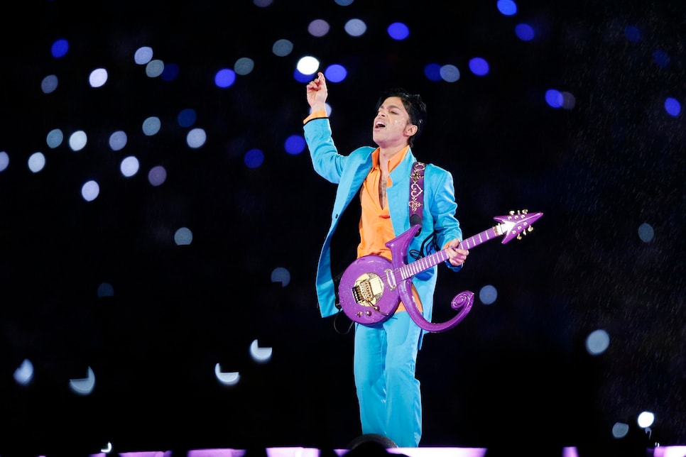 PRINCE ROCKS THE SUPERBOWL