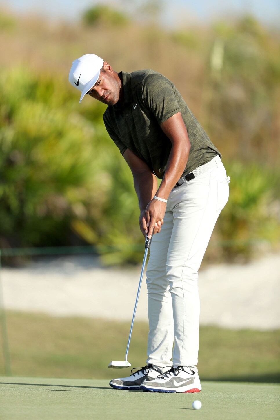 tony-finau-hero-world-challenge-2018-sunday-putt.jpg