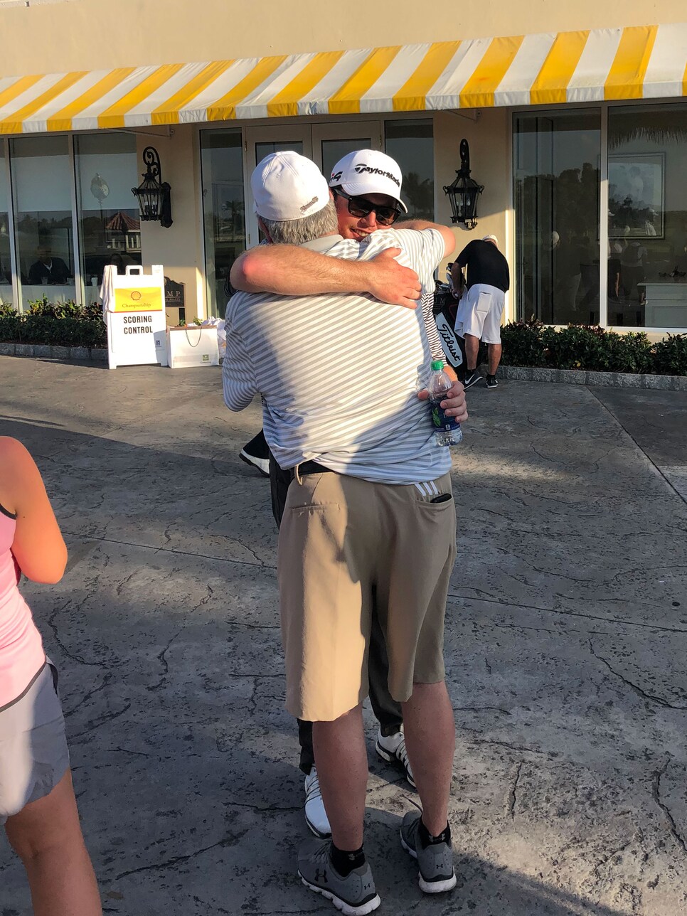 harry-higgs-mike-higgs-hugging-latinoamerican-tour-doral-2018-wacker.jpg